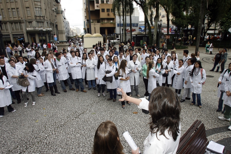 Em abril deste ano, cerca de 60 médicos-residentes do Hospital de Clínicas de Curitiba se reuniram para reclamar do valor da bolsa-auxílio | Priscila Forone/Gazeta do Povo