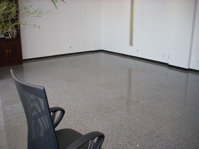 Na primeira foto, a sala logo após a reforma que custou R$ 160 mil. Na segunda, o que restou no local: uma cadeira e uma estante |