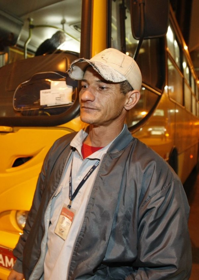 O ônibus não passa - Carro parado no meio da rua para deixar um passageiro é algo que o motorista de ônibus Célio José Oliveira não engole.