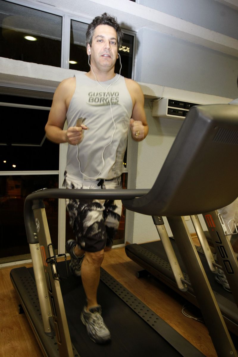 A preparação para a prova exige uma âncora mental, para te levar a um estado pré-competitivo. Só de ouvir uma música, muitas vezes quem compete já fica com o coração disparado e se anima.
Renato Ramalho, atleta que nada na categoria master | Pedro Serápio/ Gazeta do Povo