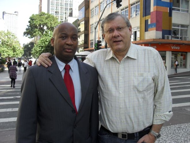 O boa praça Mauro Tiburcio, rei Momo do carnaval curitibano deste ano e animador de auditório do Domingão do Faustão, ciceroneou o apresentador da Band Milton Neves no passeio pelo calçadão da Rua XV, na última sexta-feira | 