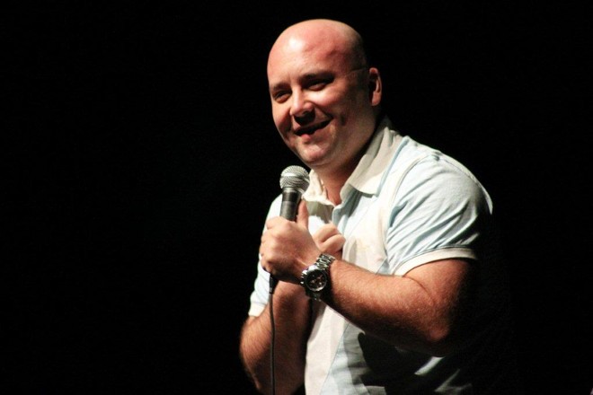 O humorista Marco Zenni animou o público do Teatro Guaíra, no domingo (22), com piadas sobre curitibanos |