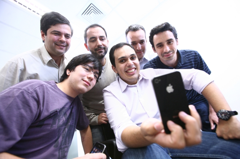 Breno Masi (com o iPhone na mão), da Finger Tips, e equipe: número de downloads cresce a cada dia, mas o investimento inicial ainda é muito alto | Daniel Teixeira/AE