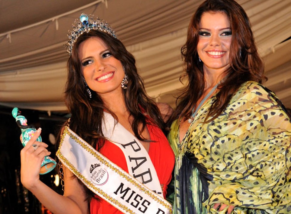 Kamilla Salgado, de 23 anos, de Belém (PA), eleita Miss Mundo Brasil 2010, ao lado da vencedora do concurso no ano passado, Luciana Bertolini | Divulgação