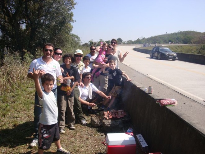 Churrasco Entre uma mordida e outra na suculenta carne e um gole refrescante de cerveja, as famílias Sarote, Grochovski e Machado, de Curitiba e São José dos Pinhais, assistiram o evento de camarote. Churraqueiras portáteis e caixas térmicas foram acessórios indispensáveis para quem iria curtir um dia inteiro de competição |