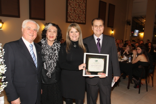 Roberto Cerulli Vezozzo (à dir.) reuniu amigos e familiares no sábado para jantar em seu restaurante Bellagio, na Sete de Setembro, para comemorar a marca de 100 países visitados. Seu irmão, o empresário Alceu Antimo Vezozzo (à esq.), entregou-lhe o certificado de sócio do Traveler s Century Club, de Santa Mônica, na Califórnia, concedido às pessoas que visitaram no mínimo uma centena de países. Também na foto, dona Laila Vezozzo e Rose Vezozzo, mulher do anfitrião | Fotos Jader da Rocha