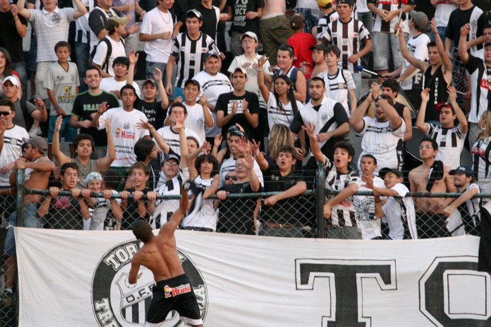 Fantasma vence a retranca gaúcha e passa de fase Vitória apertada na última rodada da primeira fase classificou o Operário como segundo colocado do grupo 9 | Henry Milleo/ Gazeta do Povo