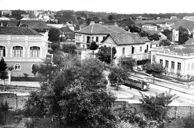 Rua Comendador com a Coronel Dulcídio, à esquerda a casa de Julio Ríspoli. Em frente, temos a mansão de Marins Camargo seguida pelas casas que pertenceram ao médico Carlos Heller. Foto de 1928 |