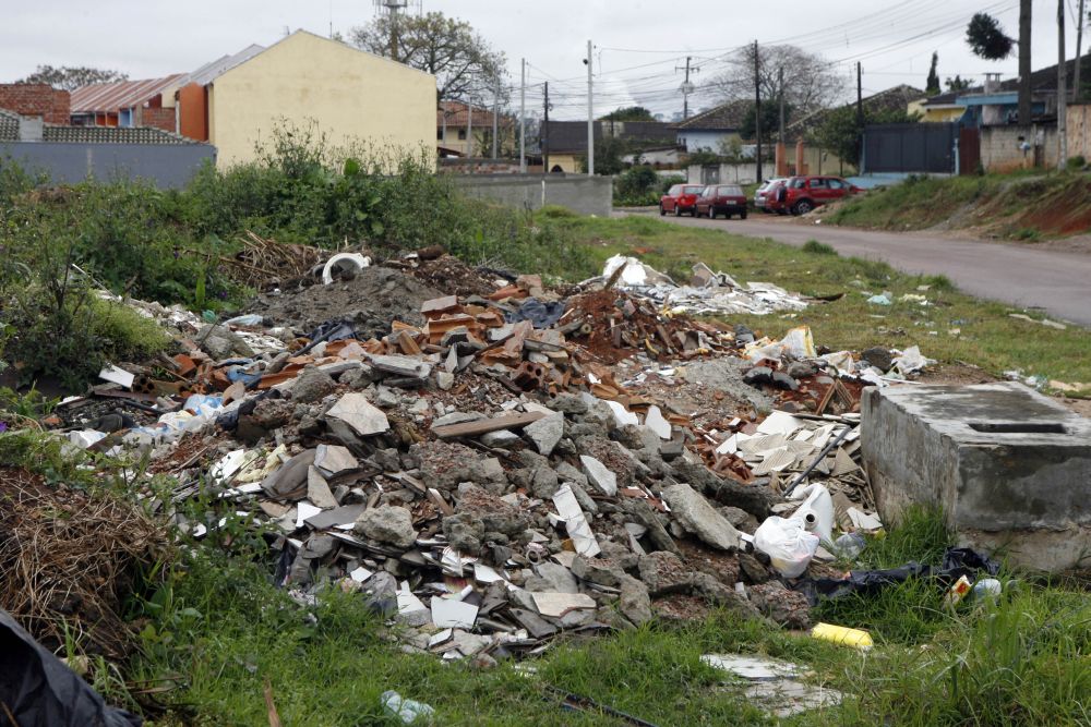 Área no bairro Guaíra, em Curitiba, acumula entulhos e sobrados inacabados | Priscila Forone / Gazeta do Povo