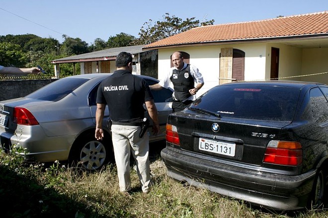 Horas depois do crime, os policiais localizaram os carros usados na fuga |