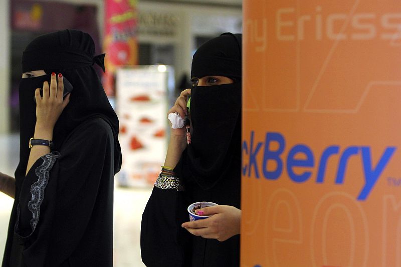 Mulheres sauditas conversam por BlackBerrys em um shopping de Riad: criptografia é o problema | Fahad Shadeed/Reuters