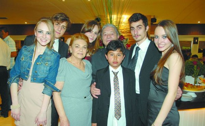 Comemorando 50 anos de feliz casamento, Marilena e Joao Carlos de Lucas foram surpreendidos pelos filhos e netos com festa surpresa, no Caffé Milano. Ao chegar ao restaurante, o casal foi recepcionado com palmas por inúmeros familiares e amigos. Na foto, Marilena e Joao Carlos, ladeados pelos netos Paola, Frederico, Bianca, Arthur, Joao Carlos Neto e Pamela |