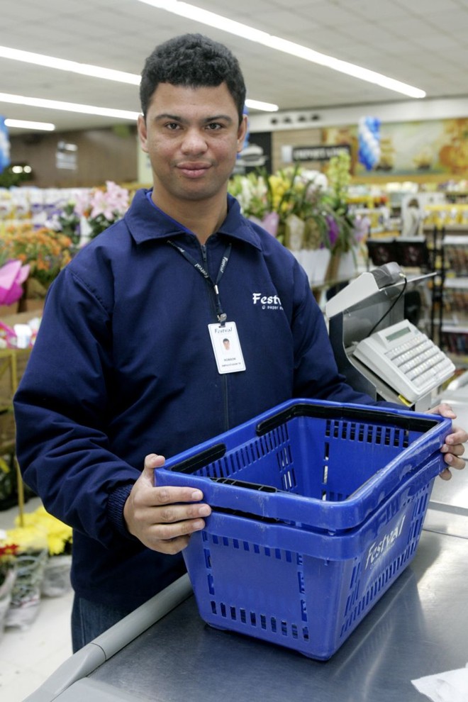 Robson foi encaminhado ao trabalho por uma escola de educação especial | 