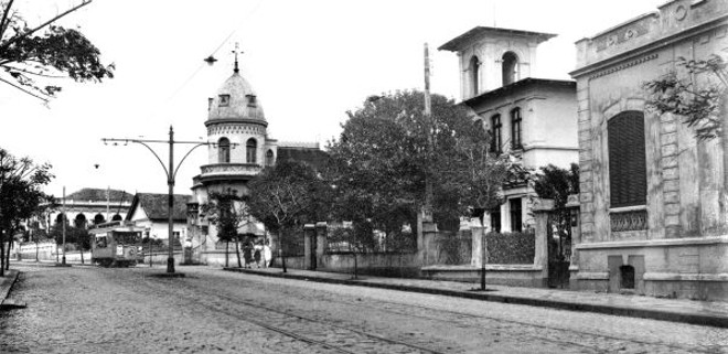 Rua Comendador Araújo em 1925. O palacete da família Ross com a torre quadrada. Na esquina da Rua Presidente Taunay, vemos o palacete da família Miró e, ao fundo, a mansão da família Glaser |