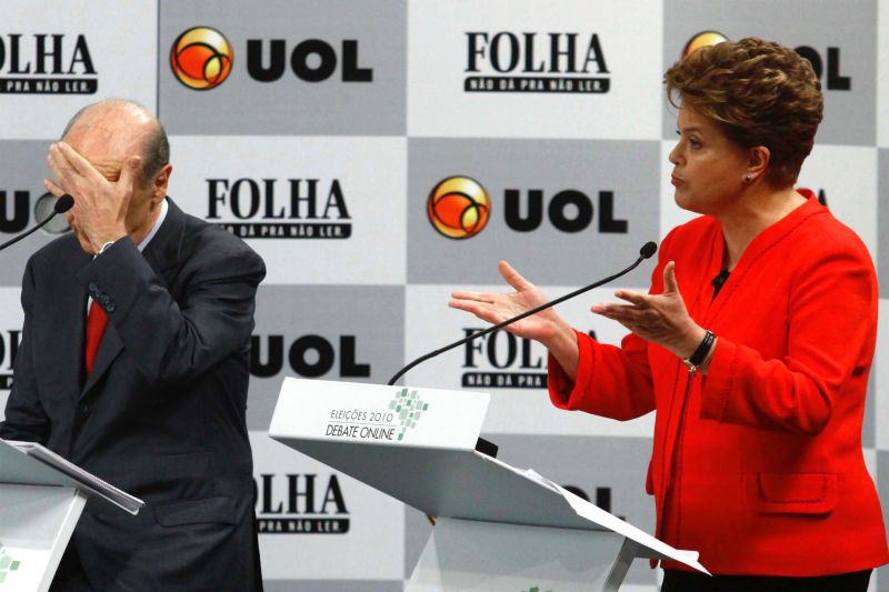 Dilma, no debate, ao lado de Serra: tucano foi cobrado sobre a razão de seus aliados terem entrado na Justiça contra o ProUni. Ele rebateu dizendo que o PT foi contrário ao Plano Real. Petista alegou que o partido dela sabe assumir os seus erros | Leo Pinheiro / Futura Press