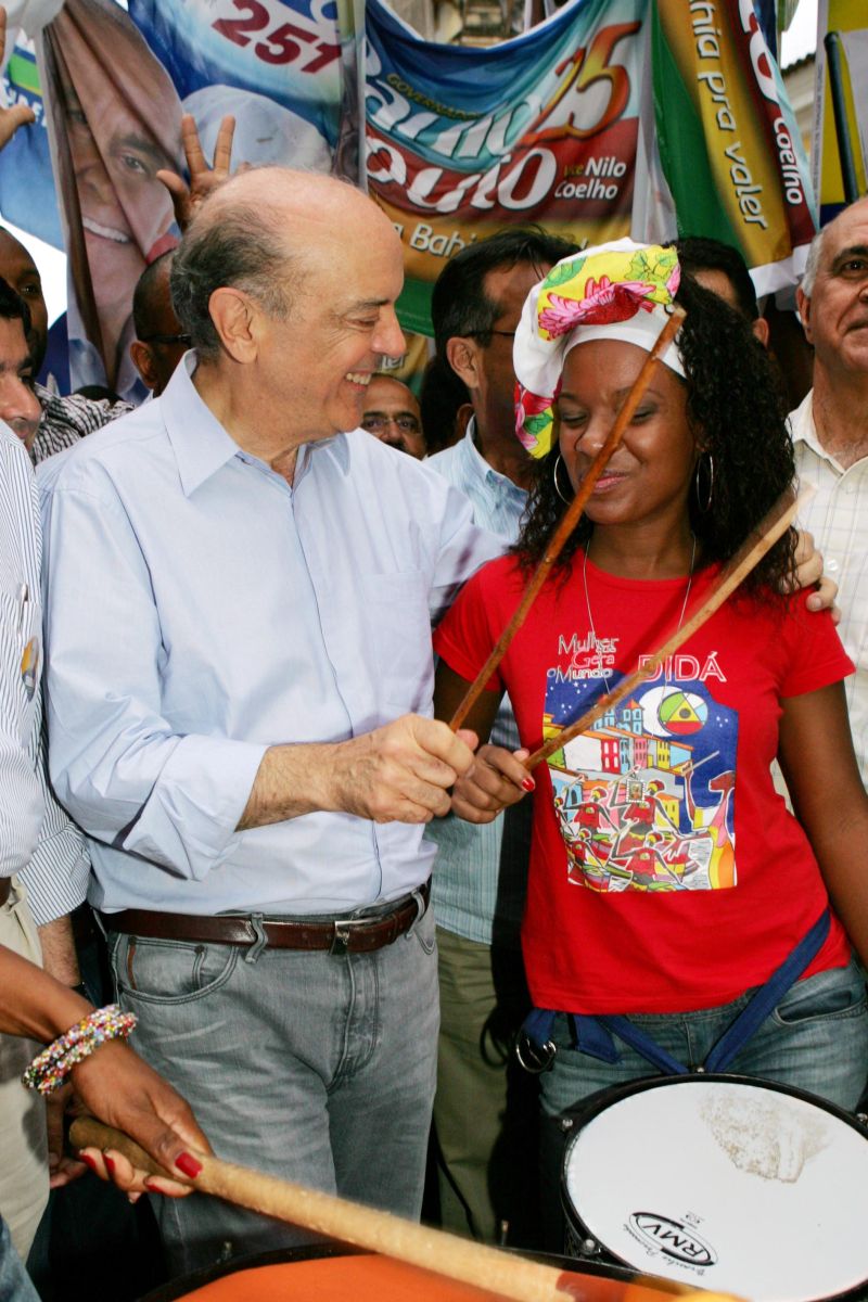 "Zé" toca no Pelourinho. Um cara do povo, não? | O Britto News