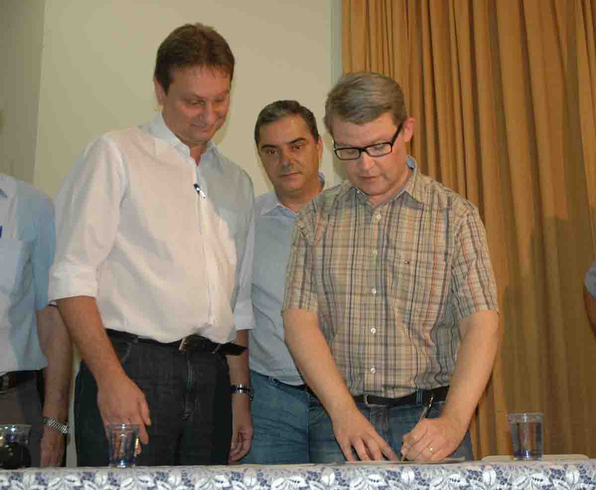 O presidente da concessionaria Viapar, Marcelo Machado, o prefeito de Mandaguari, Cillenio Pessoa Filho e o secretario do Meio Ambiente e Recursos Hidricos, Jorge Augusto Callado, durante a assinatura da licença | Divulgação SEMA