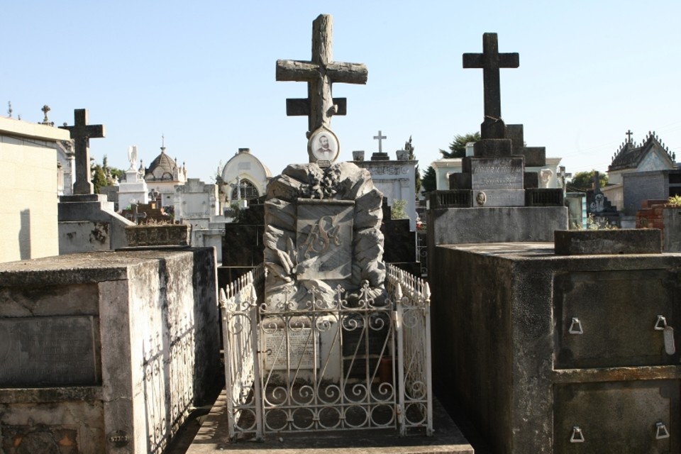 Mausoléu do Barão do Serro Azul no Cemitério Municipal: há dúvidas se ele foi enterrado exatamente ali | Fotos:Aniele Nascimento/ Gazeta do Povo