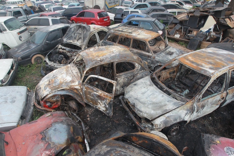 Carros apreendidos pela polícia foram queimados misteriosamente na madrugada de ontem, em São Paulo | Tiago Queiroz/AE
