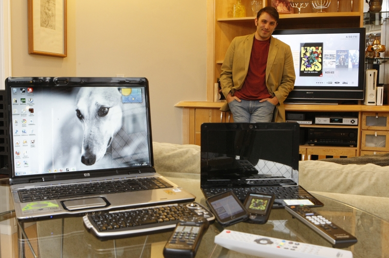 O consultor Bruno Ferrante com seu arsenal de equipamentos atualizados permanentemente: paixão virou trabalho | Jonathan Campos/ Gazeta do Povo