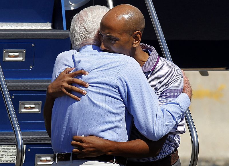 Alívio: ex-presidente Jimmy Carter abraça Gomes após o desambarque | Adam Hunger/Reuters