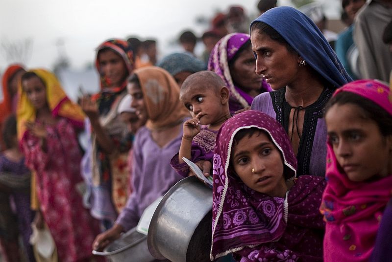 Paquistanesas esperam comida em Sukkar: faltam também água e abrigo | Pedro Ugarte/AFP
