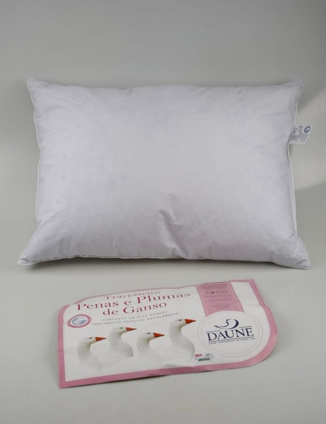 O de pena de ganso, embora pareça confortável, cede muito com o tempo e deixa de sustentar a cabeça na posição correta | 