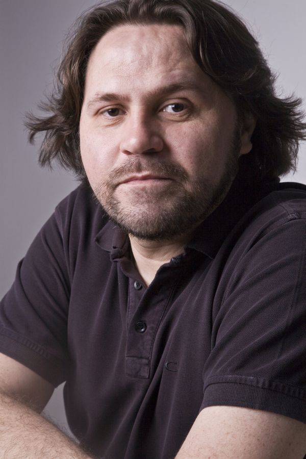 O escritor precisa estar onde a sua verdade estiver. Cada macaco no seu parágrafo. Vamos falar disso. Esse encontro será uma oportunidade de eu e Carpinejar ficarmos juntos. Somos irmãos de outras viagens. Marcelino Freire, escritor | Renato Parada/ Divulgação