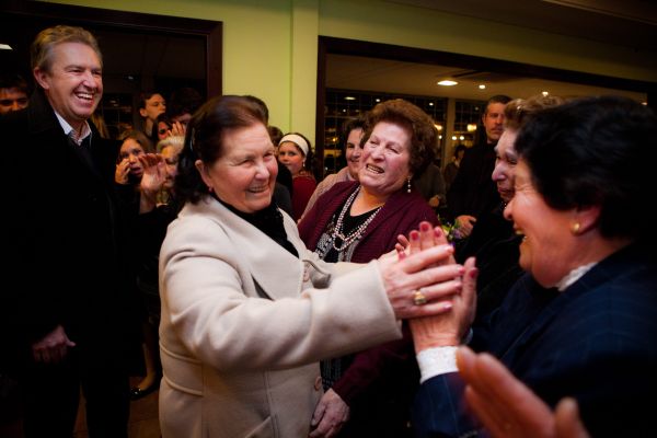 Dona Splendora Ducci recebeu o carinho da família e das amigas no último sábado pelos seus 80 anos, durante animadíssimo jantar no restaurante Velho Madalosso. Presentes o marido, Giancarlo Ducci, as sete irmãs, três filhos e os sete netos. À esquerda, o prefeito Luciano Ducci, primo bambino da aniversariante | Bruno Covello