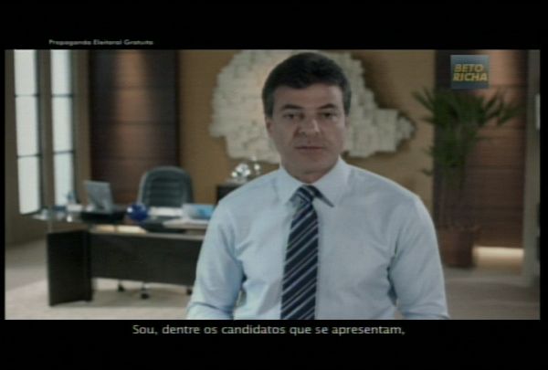 Enquanto Beto Richa adotou na propaganda eleitoral o estilo de bom moço urbano, em um cenário de escritório | Reprodução / TV