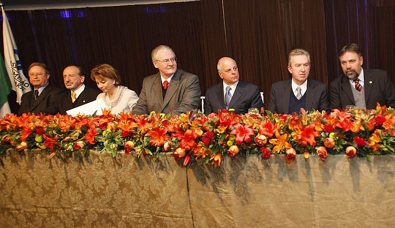 Edson Ramon, novo presidente da ACP (entre o governador Orlando Pessuti e o prefeito de Curitiba, Luciano Ducci): pedidos por melhorias imediatas no Porto de Paranaguá e noAeroporto Internacional Afonso Pena | Pedro Serápio/ Gazeta do Povo