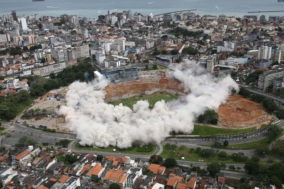 Implosão do estádio Otávio Mangabeira - Fonte Nova para a construção do estádio para a copa do mundo de 2014 | Marcio Costa e Silva-CORREIO-BA