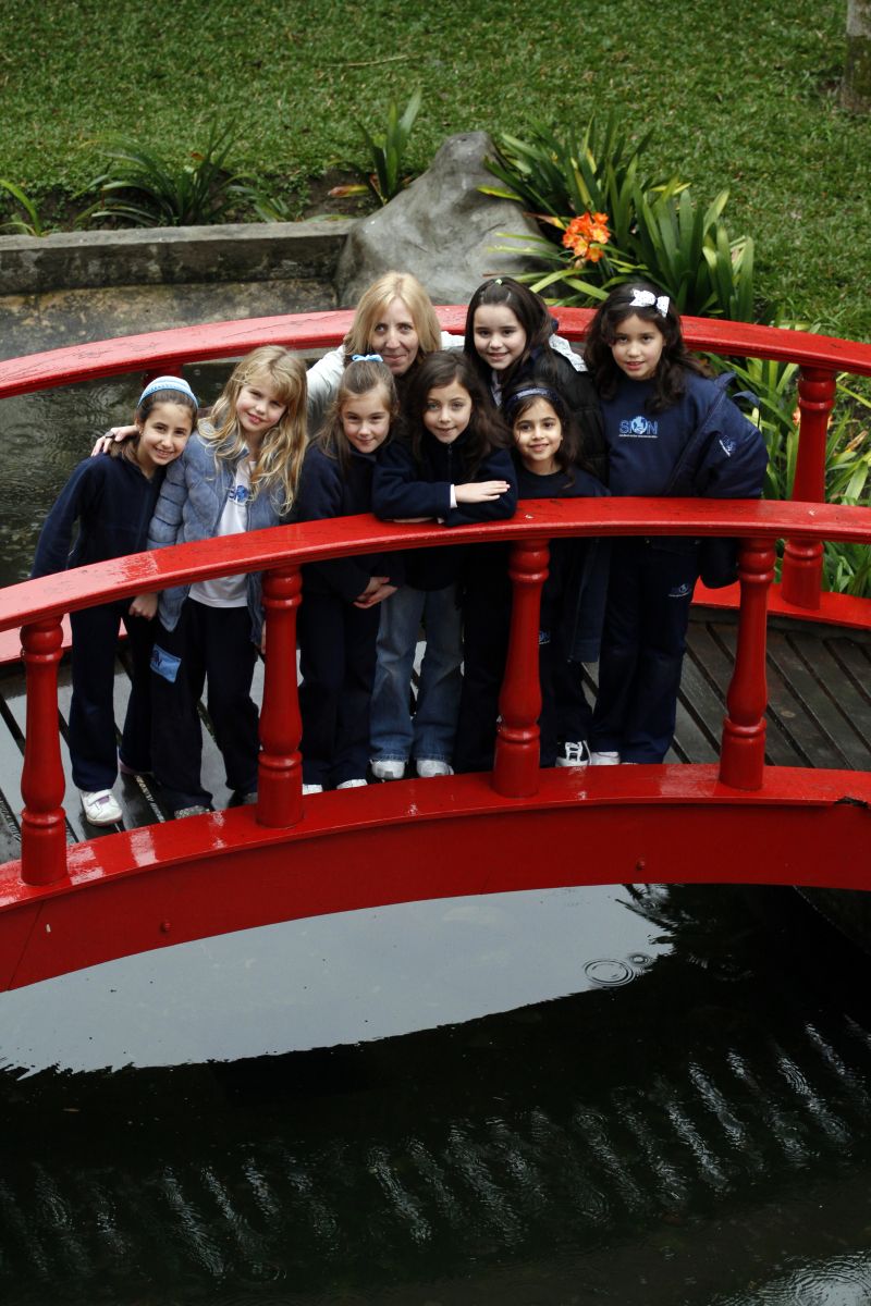 Maria Fernanda (à frente, no centro) em seu primeiro dia na escola nova: mudança por ideologia dos pais | Daniel Derevecki / Gazeta do Povo