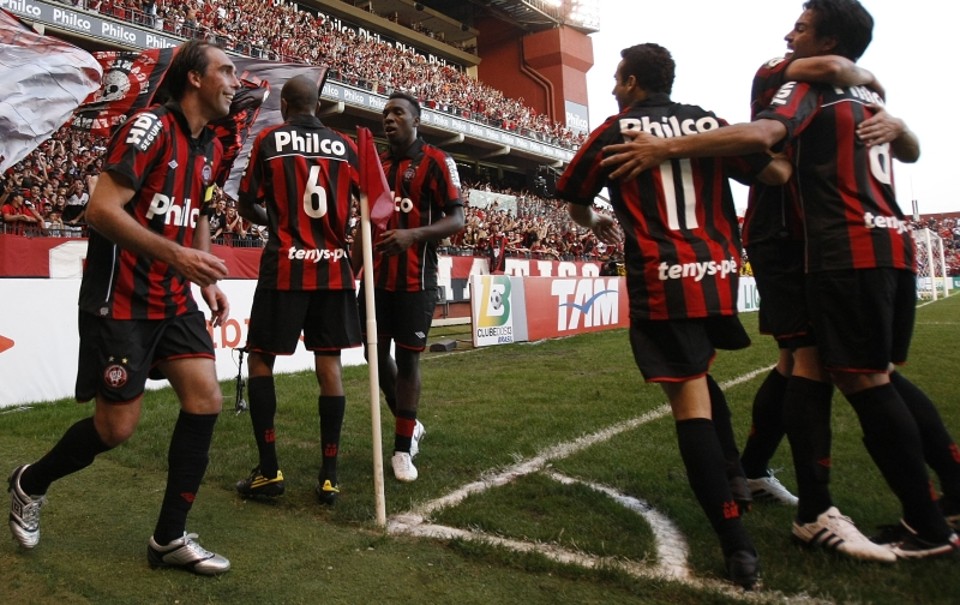 Paulo Baier devolve a paz à torcida atleticana na Baixada Jogadores do Rubro-Negro correm para comemorar com a torcida o gol solitário que tirou a equipe das redondezas da zona de rebaixamento | Jonathan Campos/ Gazeta do Povo