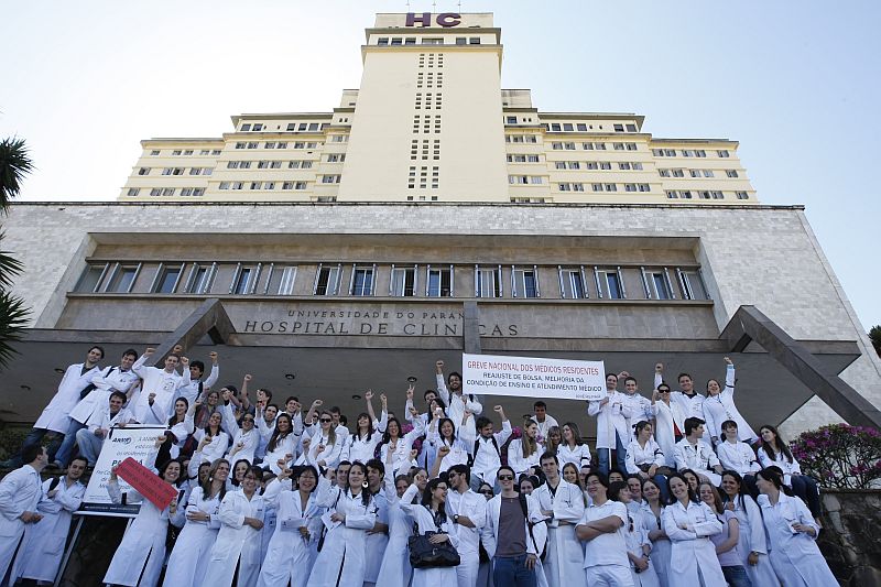 Manifestação em frente ao Hospital de Clínicas: greves são históricas e comuns. | Marcelo Elias/Gazeta do Povo