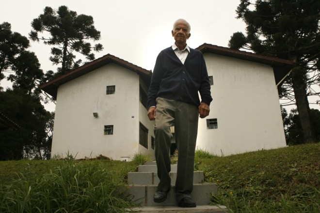 Ernesto Eigler: manutenção em caixas dágua, pinturas de grades e cuidados com a grama são os problemas mais urgentes |