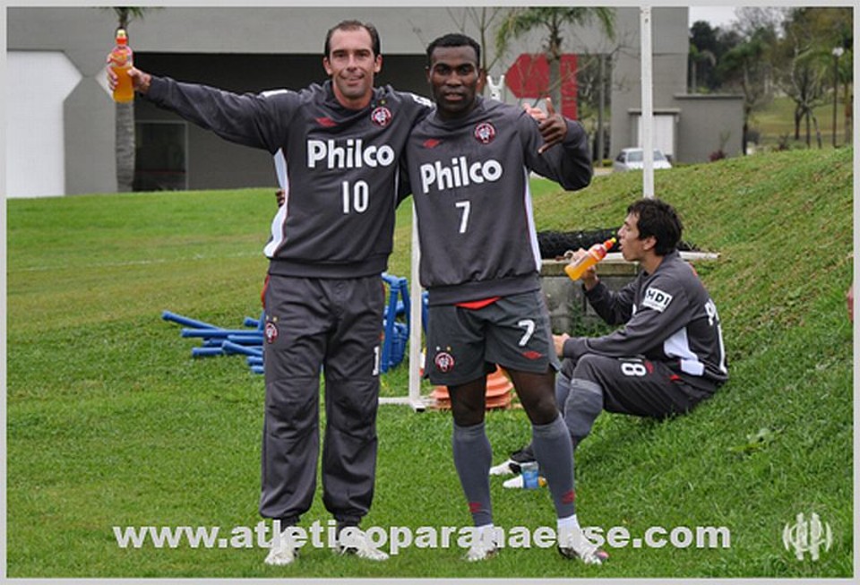 Paulo Baier e Joffre Guerrón posam juntos no treino do Atlético nesta terça-feira | Rafael Falavinha / Divulgação / Site Oficial do Atlético