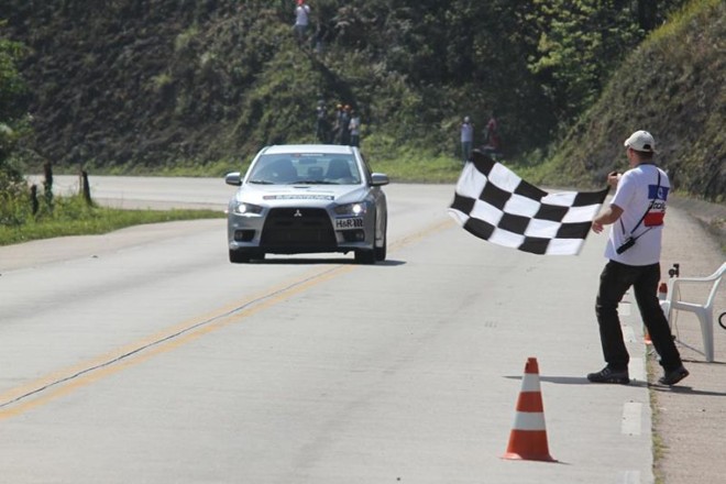 Mitsubishi Lancer Evolution X de Bruno Mesquita recebendo a bandeirada na Subida da Montanha de Campo Largo