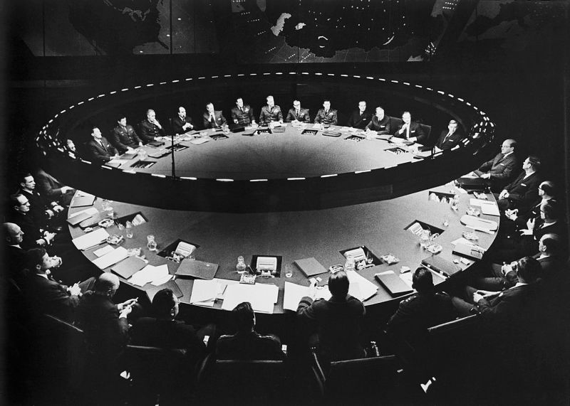 O filme Dr. Fantástico Ou Como Eu Aprendi a Parar de me Preocupar e Amar a Bomba (1964), de Stanley Kubrick, satirizou os arquétipos dos políticos e dos militares durante a Guerra Fria | Divulgação