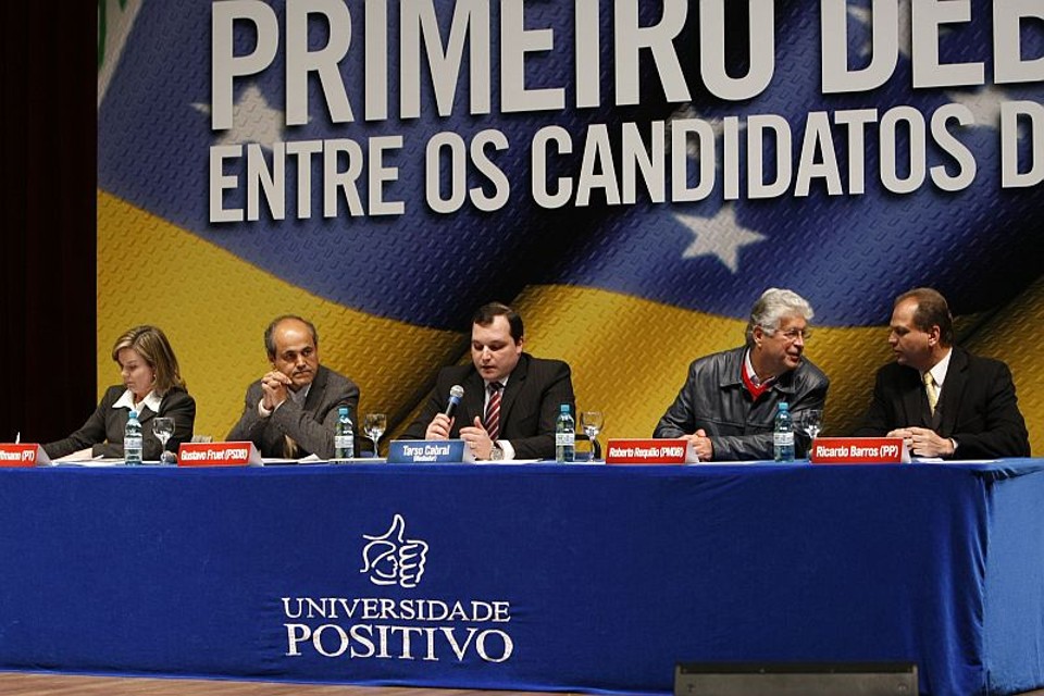 Debate entre os principais candidatos ao Senado na Universidade Positivo, em Curitiba: encontro foi transformado num confronto entre os dois últimos governos federais | Fotos: Antônio Costa/ Gazeta do Povo