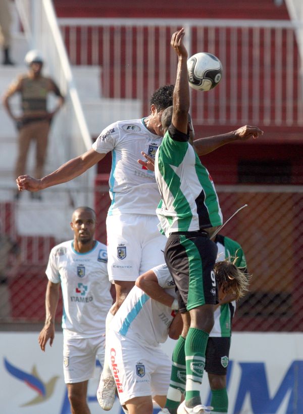 No estádio do ABC, Foz do Iguaçu e Arapongas ficaram no empate por 1 a 1 | Cristian Rizzi/Gazeta do Povo