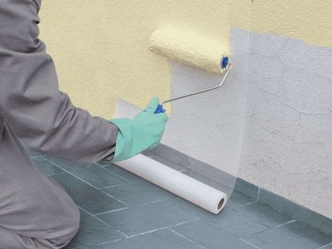 Para resolver o problema das fissuras, operário usa tecido com fibra de vidro antifissura antes da aplicação da tinta |