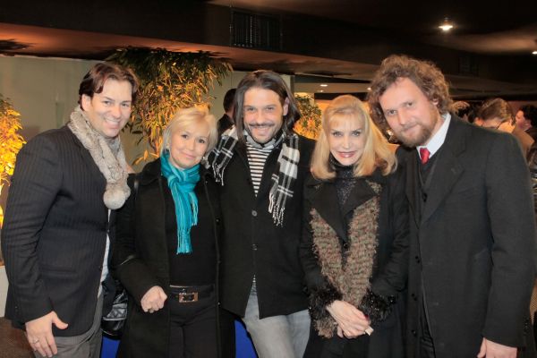 O designer Daniel Casagrande, Maria Aparecida de Oliveira, gerente de marketing do Shopping Palladium, o produtor Victor Sálvaro, Lylian Vargas, gerente de marketing do Shopping Crystal Plaza, e Adriano Albano, gerente de marketing do Grupo Uninter, no coquetel de lançamento do leilão em prol do Hospital Erasto Gaertner realizado na última segunda-feira | Daniel Sorrentino