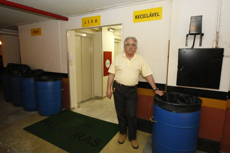 Azionir Jazar: empenho em manter a campanha de conscientização de separação do lixo ao longo dos nove anos de gestão como síndico | Marcelo Elias / Gazeta do Povo