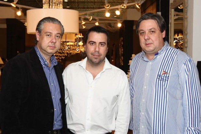 O arquiteto Eduardo Mourão (à esq.), e seu irmão, Paulo Mourão, com o consultor de luxo Carlos Ferreirinha (ao centro), na feira promovida pela Abimad (Associação Brasileira das Indústrias de Móveis de Alta Decoração), da qual Paulo é vice-presidente. O evento foi em São Paulo na semana passada |
