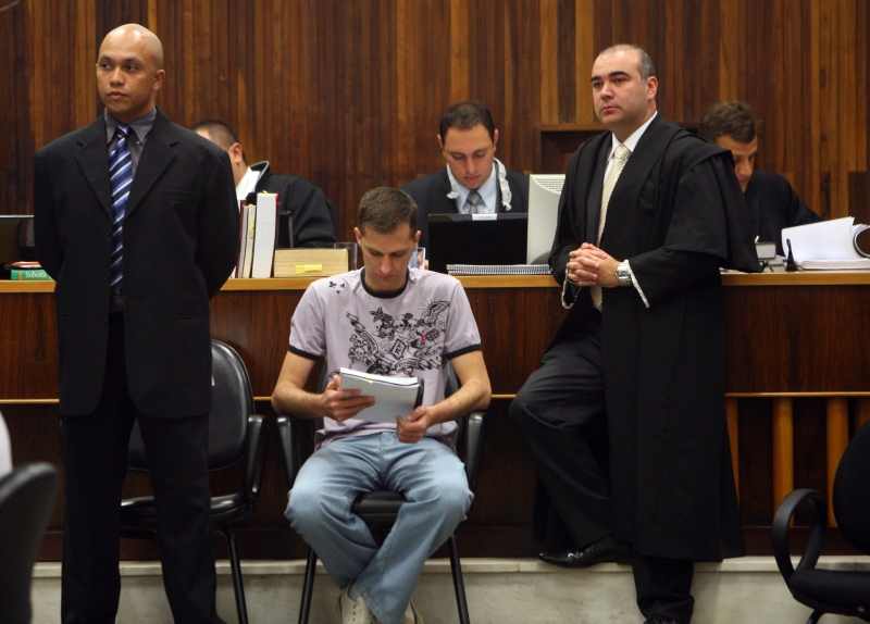 Janke entre o outro réu Douglas Rodrigues e o advogado Nilton Ribeiro: confissão e pedido de perdão | Priscila Forone/Gazeta do Povo