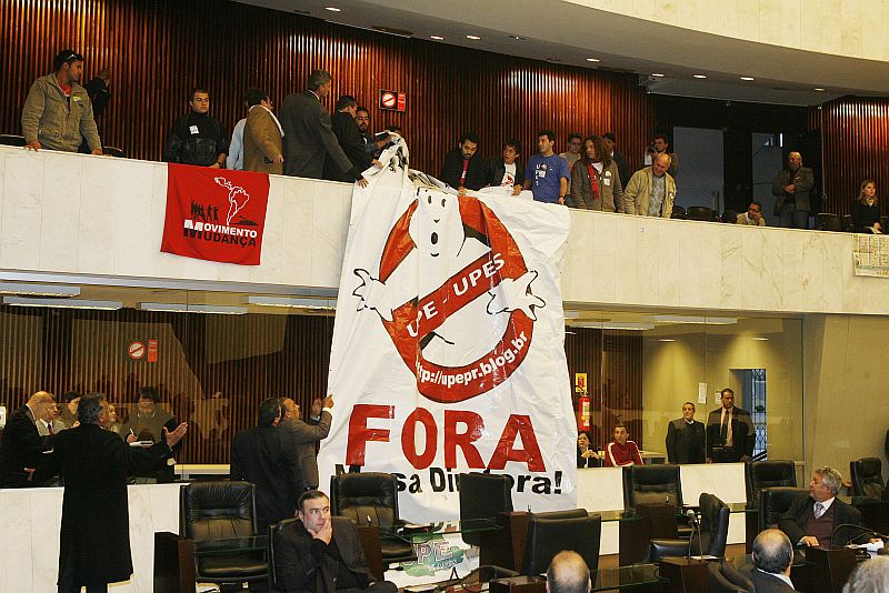 Manifestantes do movimento Caça-Fantasmas estenderam bandeira sobre o plenário, o que irritou o presidente da Assembleia, Nelson Justus | Daniel Castellano/ Gazeta do Povo