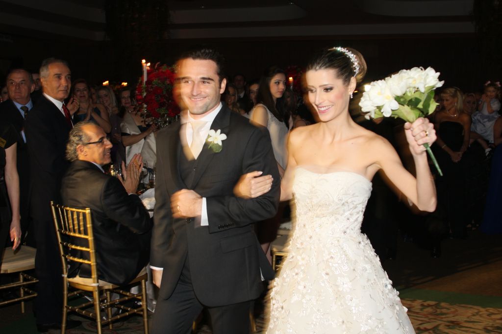 Cristiano Slaviero Fumagalli e Manuela Salvatti quando entravam no salão do Hotel Bourbon Cataratas, em Foz do Iguaçu, para a festa de seu badalado casamento, no último sábado.
A decoração, assinada por Marcos Soares,
foi elogiadíssima. Chamaram a atenção as mais de 72 mil rosas que ornamentavam
o salão | Jader da Rocha
