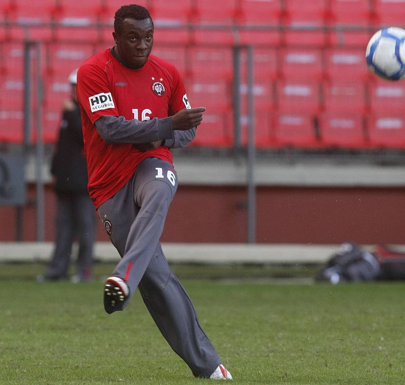 Manoel depende de um teste para alinhar na zaga atleticana | Marcelo Elias / Agência de Notícias Gazeta do Povo