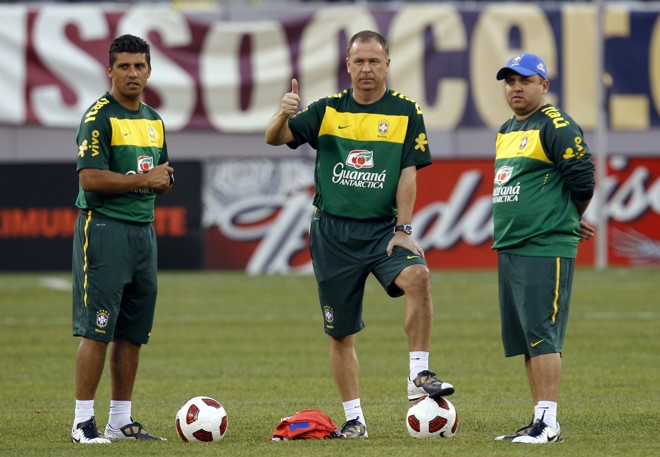 Mano Menezes parece ter aprovado novo esquema da Seleção | 
